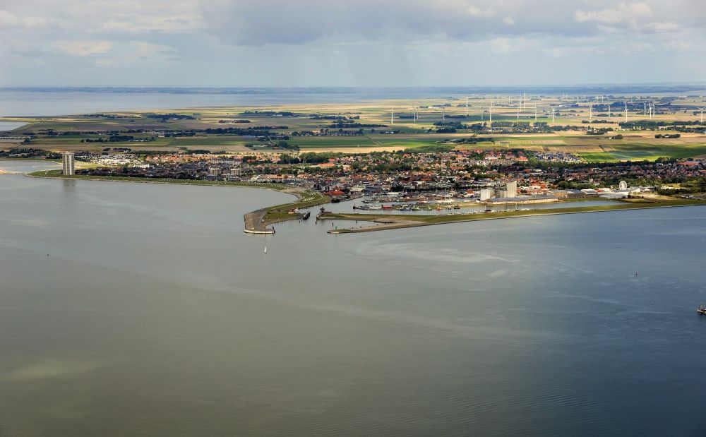 Luftbild Büsum - Kai und Hafenbecken des Binnenhafen am Ufer der Nordsee in Büsum im Bundesland Schleswig-Holstein, Deutschland