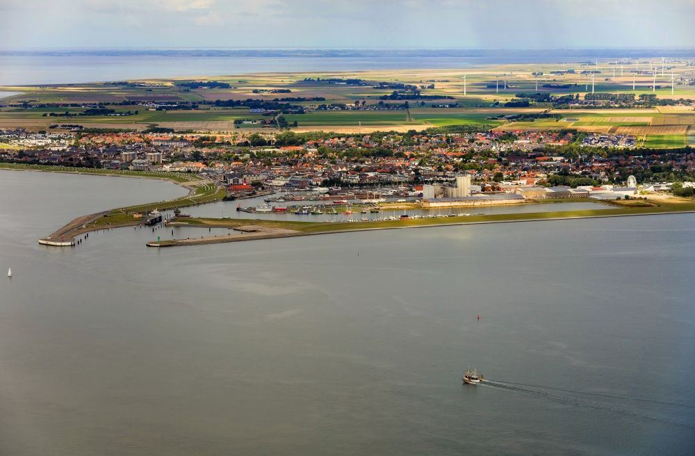 Luftaufnahme Büsum - Kai und Hafenbecken des Binnenhafen am Ufer der Nordsee in Büsum im Bundesland Schleswig-Holstein, Deutschland
