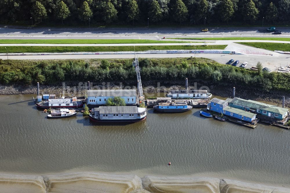 Hamburg aus der Vogelperspektive: Kai und Hafenbecken des Binnenhafen am Ufer des Spreehafen in Hamburg, Deutschland