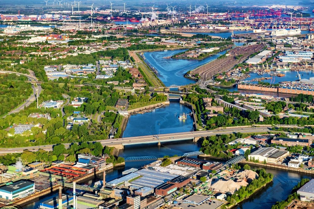 Luftbild Hamburg - Kai und Hafenbecken des Binnenhafen am Ufer der des Spreehafen im Ortsteil Kleiner Grasbrook in Hamburg, Deutschland