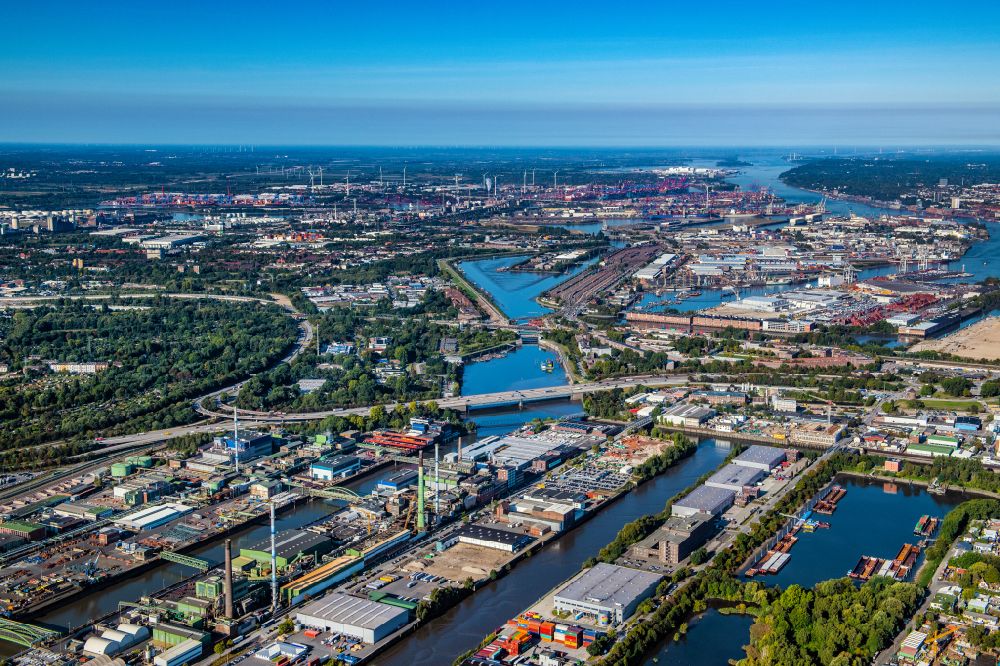 Hamburg von oben - Kai und Hafenbecken des Binnenhafen am Ufer der des Spreehafen im Ortsteil Kleiner Grasbrook in Hamburg, Deutschland