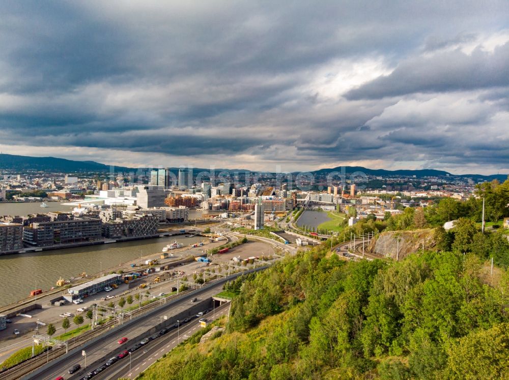 Oslo aus der Vogelperspektive: Kai und Hafenbecken des Hochseehafes im Oslofjord in Oslo in Norwegen