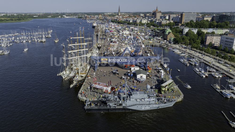 Luftaufnahme Rostock - Kai und Hafenbecken des Stadthafen am Ufer der Unterwarnow in Rostock im Bundesland Mecklenburg-Vorpommern, Deutschland