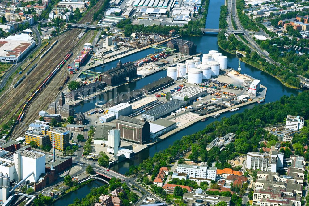 Luftbild Berlin - Kaianlagen und Schiffs- Anlegestellen am Hafenbecken des Binnenhafen Berliner Westhafen in Berlin, Deutschland
