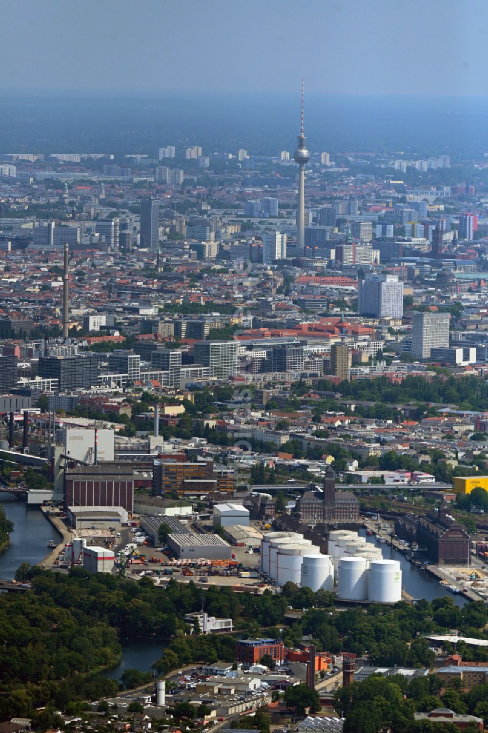 Luftaufnahme Berlin - Kaianlagen und Schiffs- Anlegestellen am Hafenbecken des Binnenhafen Berliner Westhafen in Berlin, Deutschland