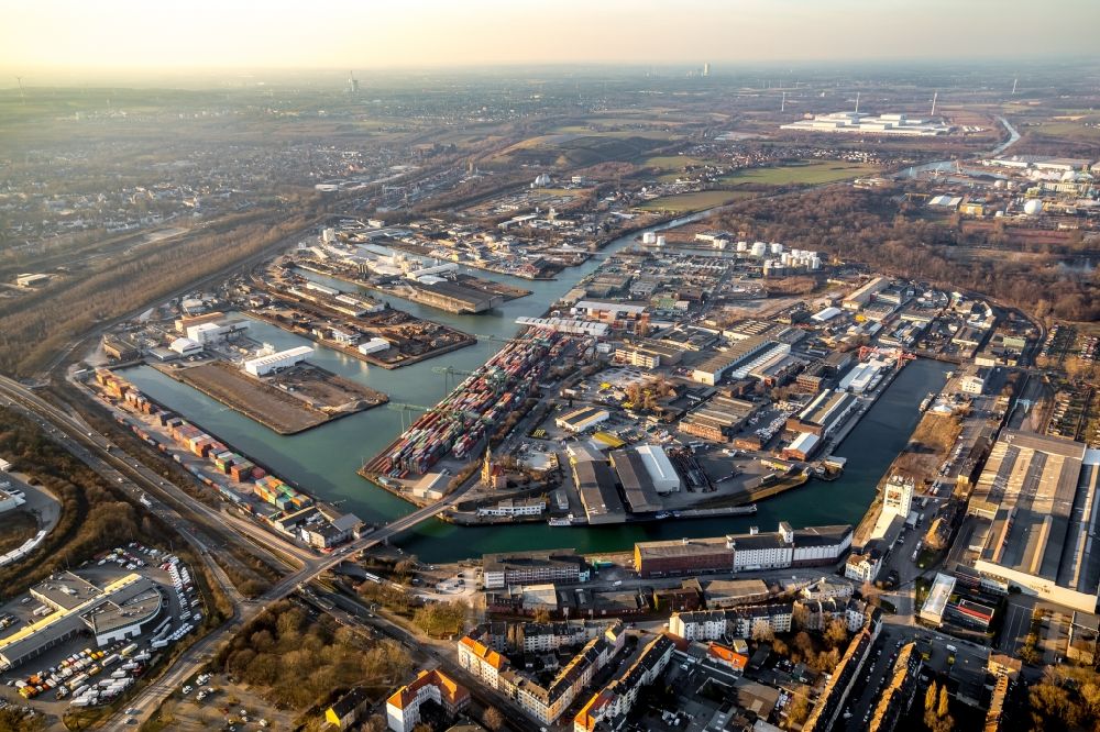 Dortmund von oben - Kaianlagen und Schiffs- Anlegestellen am Hafenbecken des Binnenhafen in Dortmund im Bundesland Nordrhein-Westfalen, Deutschland
