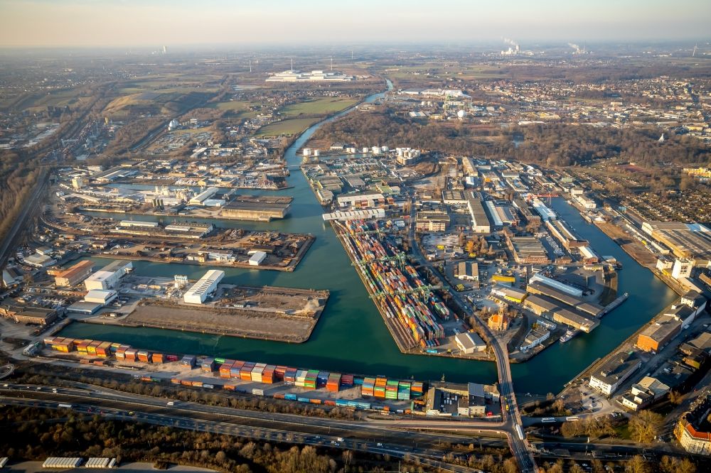 Dortmund aus der Vogelperspektive: Kaianlagen und Schiffs- Anlegestellen am Hafenbecken des Binnenhafen in Dortmund im Bundesland Nordrhein-Westfalen, Deutschland