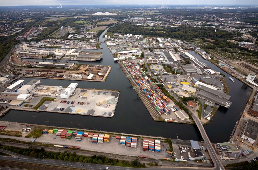 Luftaufnahme Dortmund - Kaianlagen und Schiffs- Anlegestellen am Hafenbecken des Binnenhafen in Dortmund im Bundesland Nordrhein-Westfalen, Deutschland