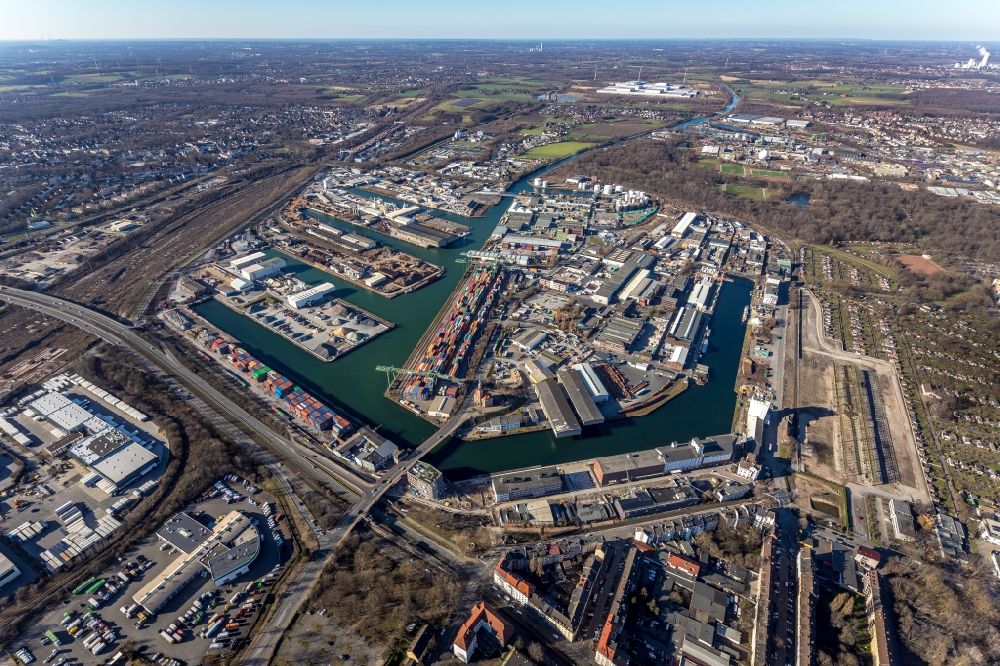 Dortmund von oben - Kaianlagen und Schiffs- Anlegestellen am Hafenbecken des Binnenhafen in Dortmund im Bundesland Nordrhein-Westfalen, Deutschland