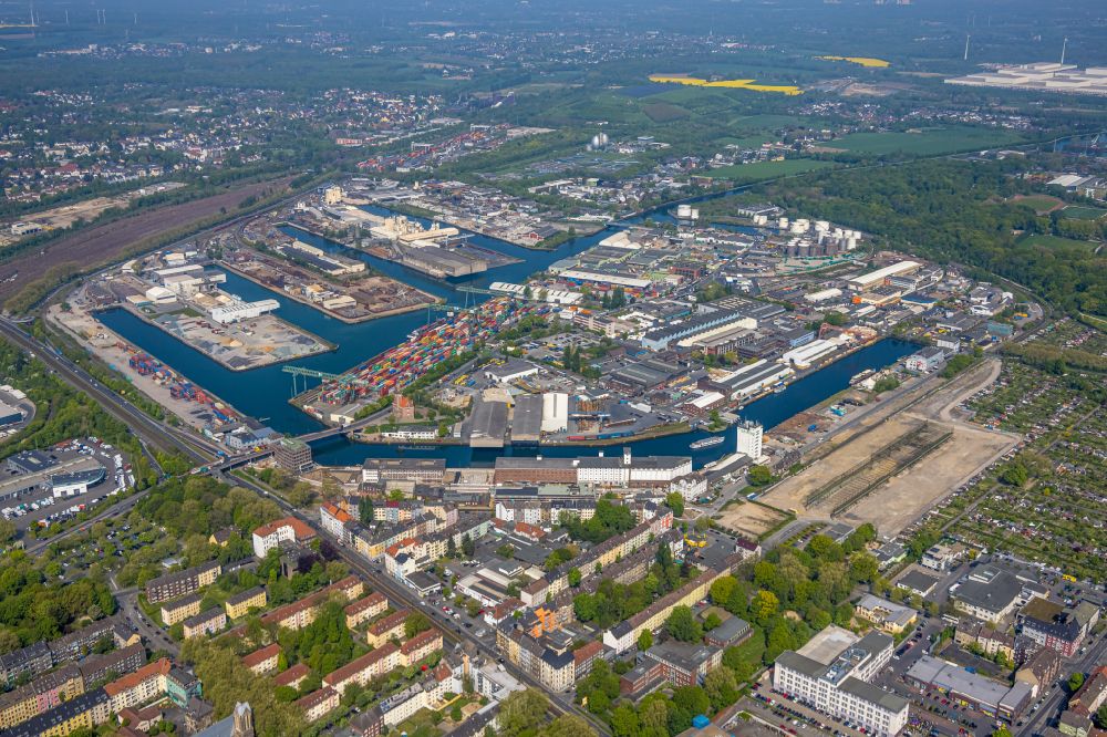 Luftaufnahme Dortmund - Kaianlagen und Schiffs- Anlegestellen am Hafenbecken des Binnenhafen in Dortmund im Bundesland Nordrhein-Westfalen, Deutschland