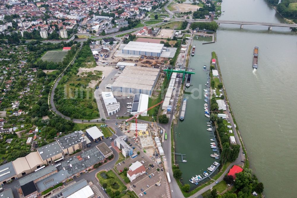 Luftaufnahme Worms - Kaianlagen und Schiffs- Anlegestellen am Hafenbecken des Binnenhafen Floßhafen am Rhein in Worms im Bundesland Rheinland-Pfalz, Deutschland