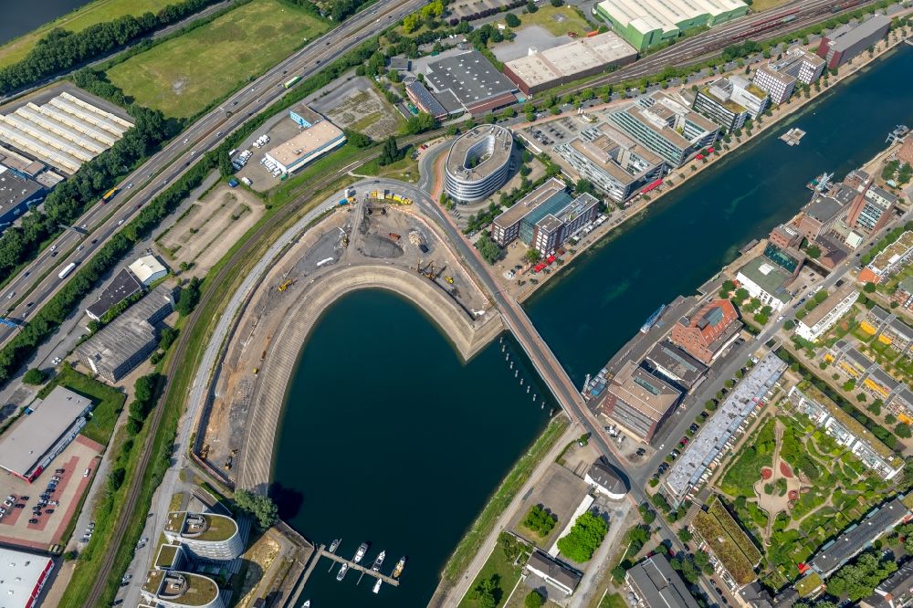 Luftbild Duisburg - Kaianlagen und Schiffs- Anlegestellen am Hafenbecken des Binnenhafen Holzhafen im Innenhafen in Duisburg im Bundesland Nordrhein-Westfalen, Deutschland