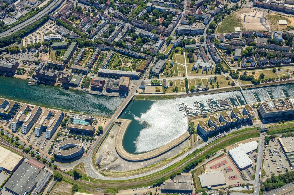 Luftbild Duisburg - Kaianlagen und Schiffs- Anlegestellen am Hafenbecken des Binnenhafen Holzhafen im Innenhafen in Duisburg im Bundesland Nordrhein-Westfalen, Deutschland