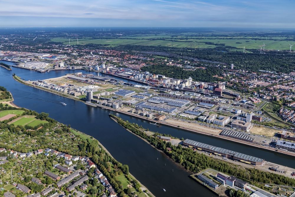 Bremen von oben - Kaianlagen und Schiffs- Anlegestellen am Hafenbecken des Binnenhafen im Ortsteil Überseestadt in Bremen, Deutschland