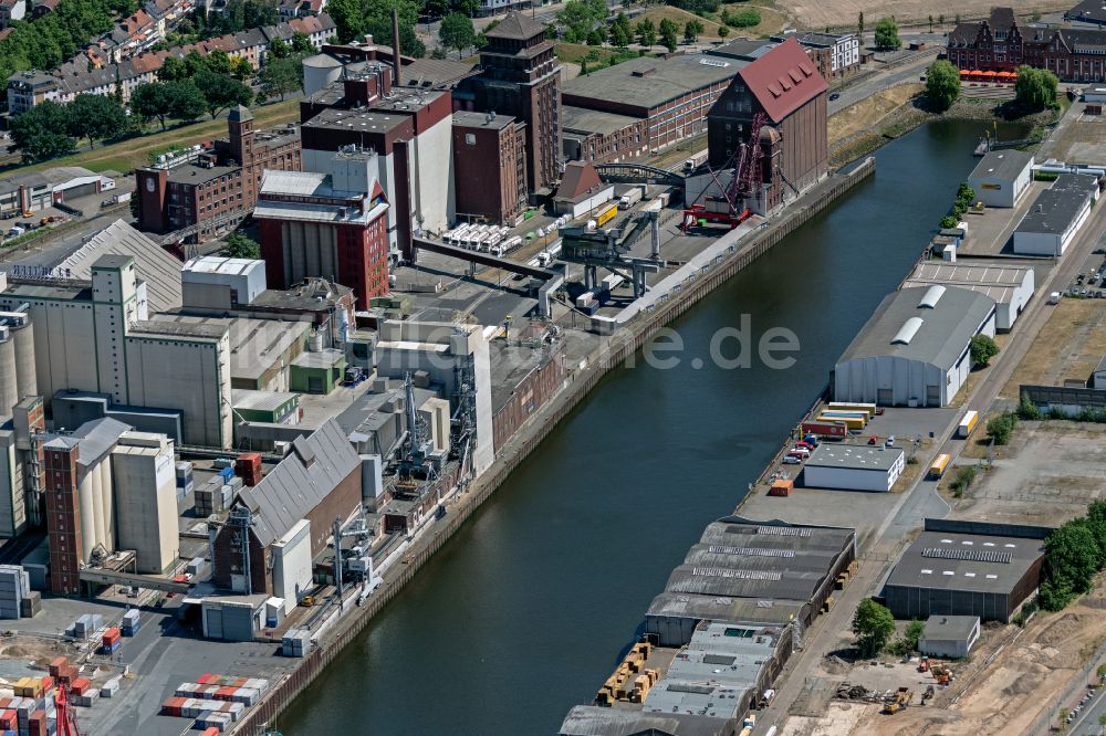 Luftbild Bremen - Kaianlagen und Schiffs- Anlegestellen am Hafenbecken des Binnenhafen im Ortsteil Überseestadt in Bremen, Deutschland