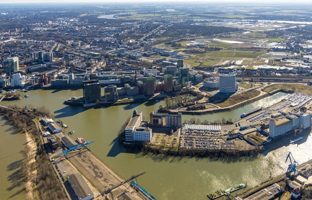 Luftbild Düsseldorf - Kaianlagen und Schiffs- Anlegestellen am Hafenbecken des Binnenhafen des Rhein in Düsseldorf im Bundesland Nordrhein-Westfalen, Deutschland