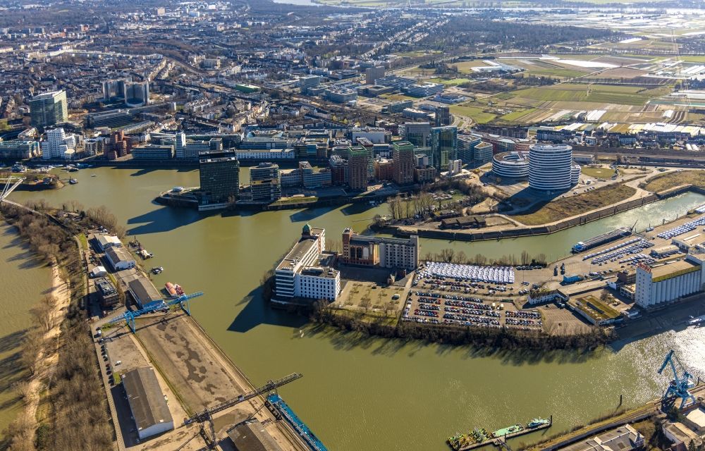Luftaufnahme Düsseldorf - Kaianlagen und Schiffs- Anlegestellen am Hafenbecken des Binnenhafen des Rhein in Düsseldorf im Bundesland Nordrhein-Westfalen, Deutschland