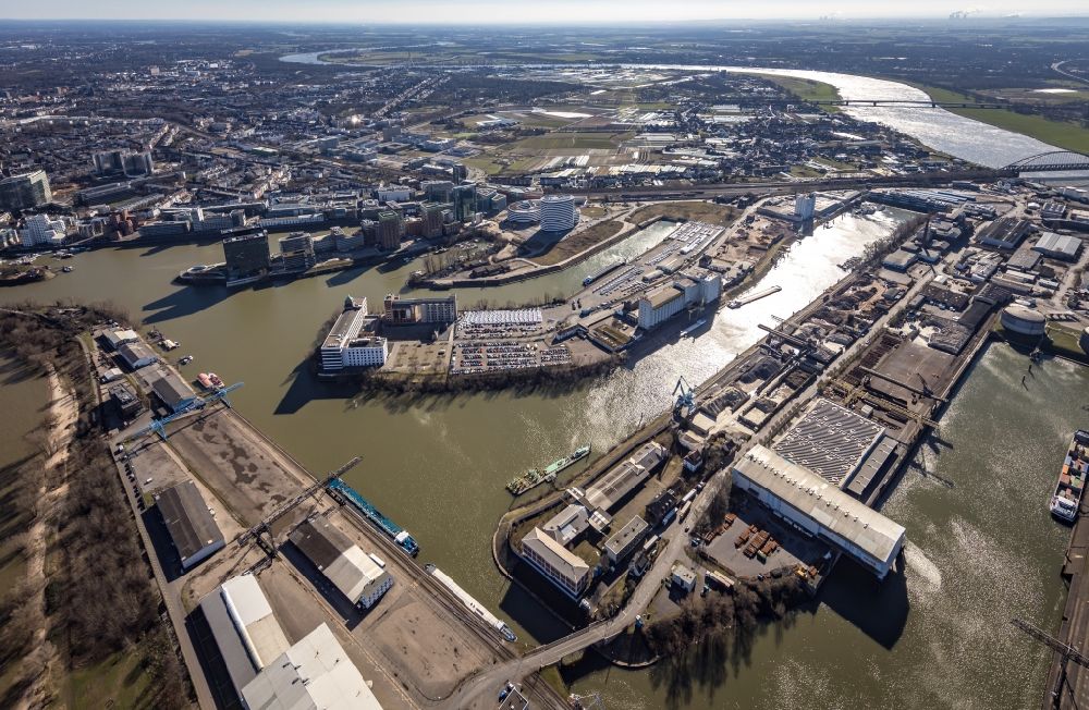 Luftaufnahme Düsseldorf - Kaianlagen und Schiffs- Anlegestellen am Hafenbecken des Binnenhafen des Rhein in Düsseldorf im Bundesland Nordrhein-Westfalen, Deutschland