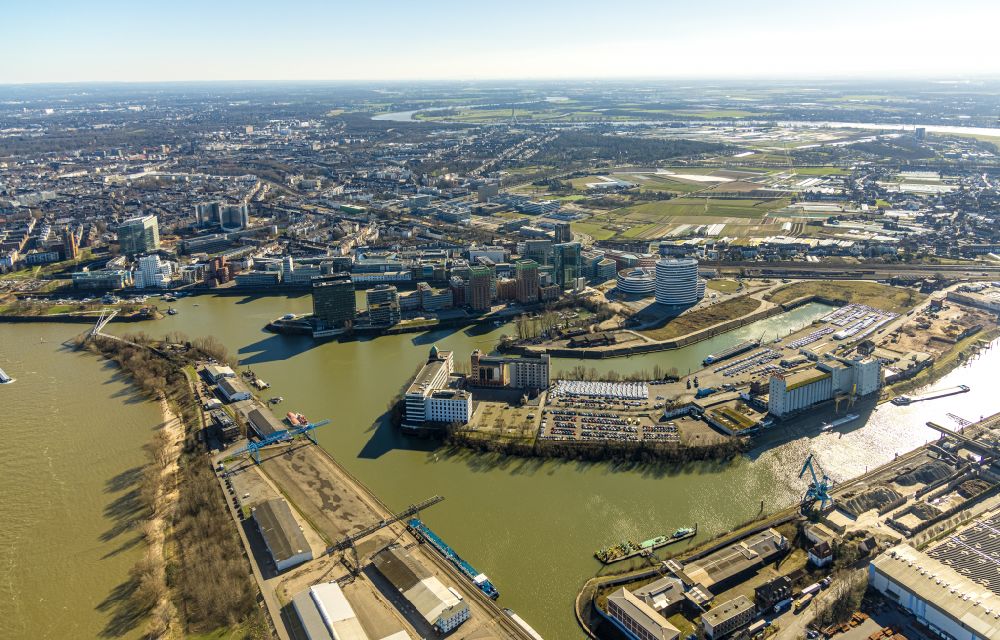 Düsseldorf von oben - Kaianlagen und Schiffs- Anlegestellen am Hafenbecken des Binnenhafen des Rhein in Düsseldorf im Bundesland Nordrhein-Westfalen, Deutschland