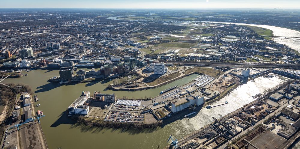 Luftbild Düsseldorf - Kaianlagen und Schiffs- Anlegestellen am Hafenbecken des Binnenhafen des Rhein in Düsseldorf im Bundesland Nordrhein-Westfalen, Deutschland