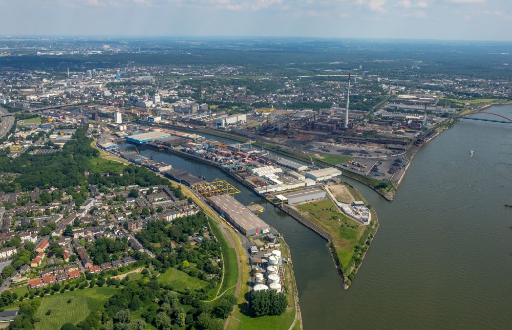Duisburg von oben - Kaianlagen und Schiffs- Anlegestellen am Hafenbecken des Binnenhafen am Rhein in Duisburg im Bundesland Nordrhein-Westfalen, Deutschland