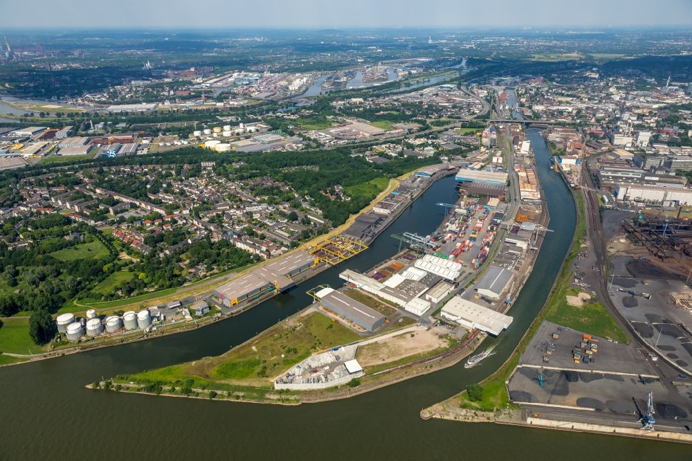Luftbild Duisburg - Kaianlagen und Schiffs- Anlegestellen am Hafenbecken des Binnenhafen am Rhein in Duisburg im Bundesland Nordrhein-Westfalen, Deutschland