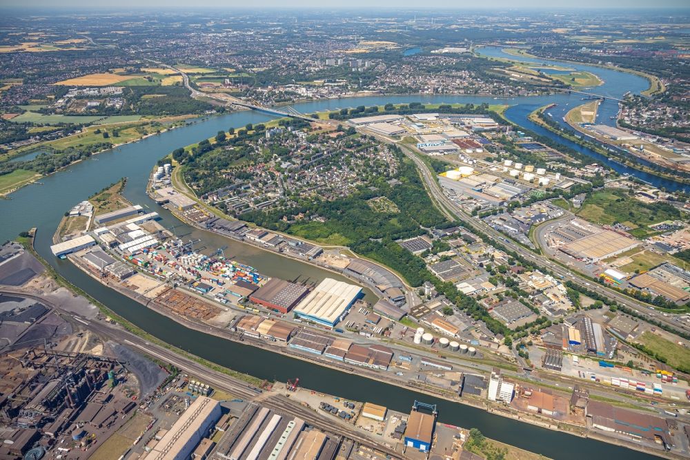 Luftbild Duisburg - Kaianlagen und Schiffs- Anlegestellen am Hafenbecken des Binnenhafen am Rhein in Duisburg im Bundesland Nordrhein-Westfalen, Deutschland