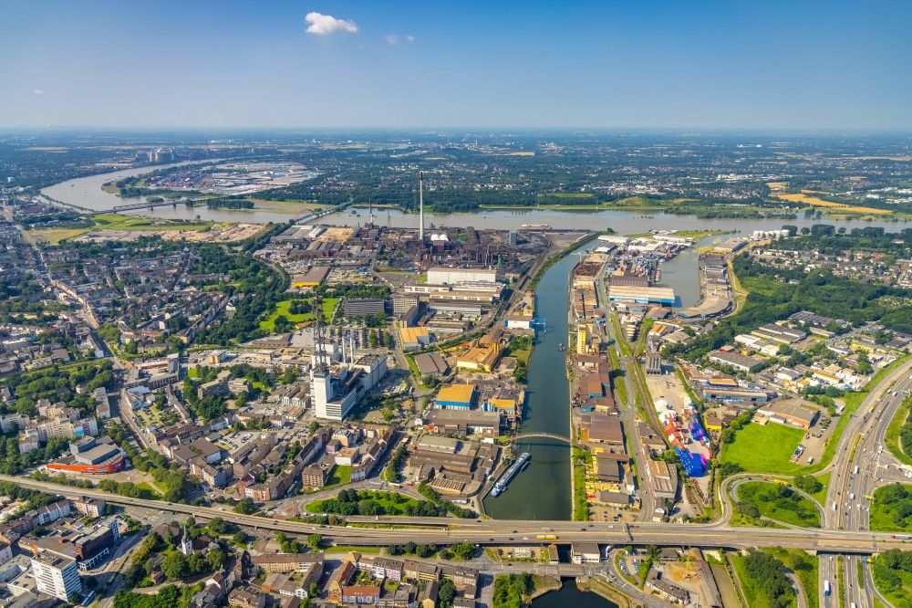 Luftaufnahme Duisburg - Kaianlagen und Schiffs- Anlegestellen am Hafenbecken des Binnenhafen am Rhein in Duisburg im Bundesland Nordrhein-Westfalen, Deutschland