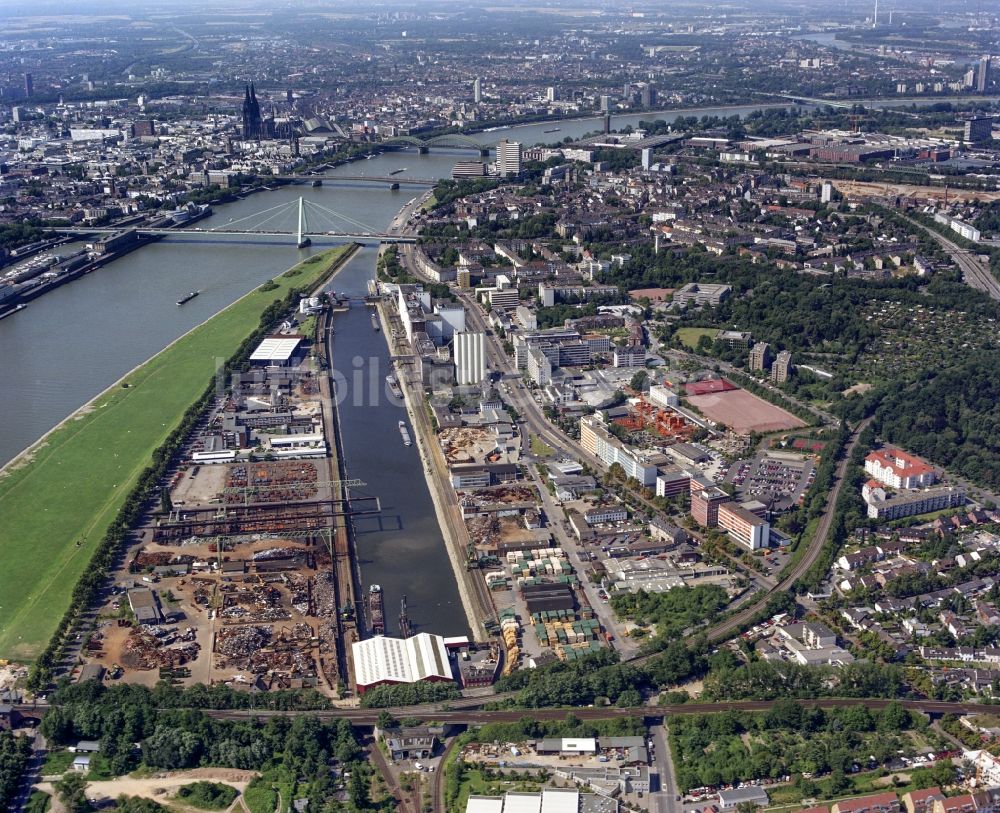 Köln von oben - Kaianlagen und Schiffs- Anlegestellen am Hafenbecken des Binnenhafen am Rhein Flußverlauf in Köln im Bundesland Nordrhein-Westfalen, Deutschland