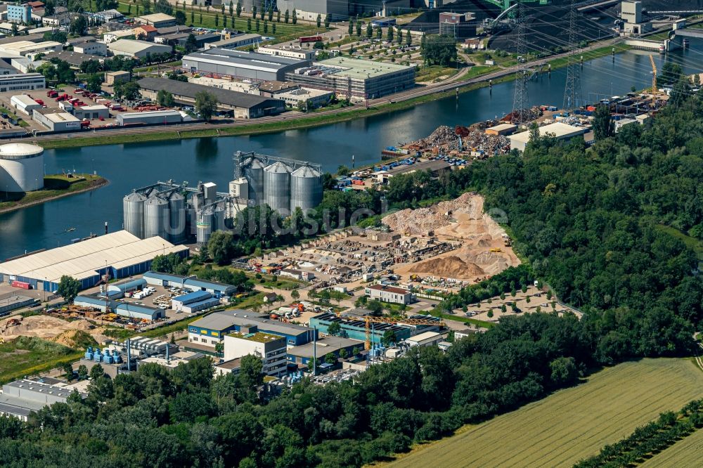 Luftaufnahme Karlsruhe - Kaianlagen und Schiffs- Anlegestellen am Hafenbecken des Binnenhafen Rheinhafen in Karlsruhe im Bundesland Baden-Württemberg, Deutschland