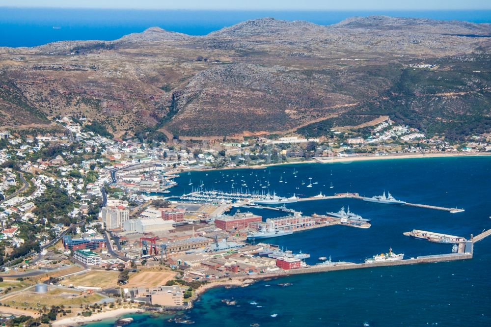 Luftaufnahme Kapstadt - Kaianlagen und Schiffs- Anlegestellen am Hafenbecken des Binnenhafen Simon's Town in Kapstadt in Western Cape, Südafrika
