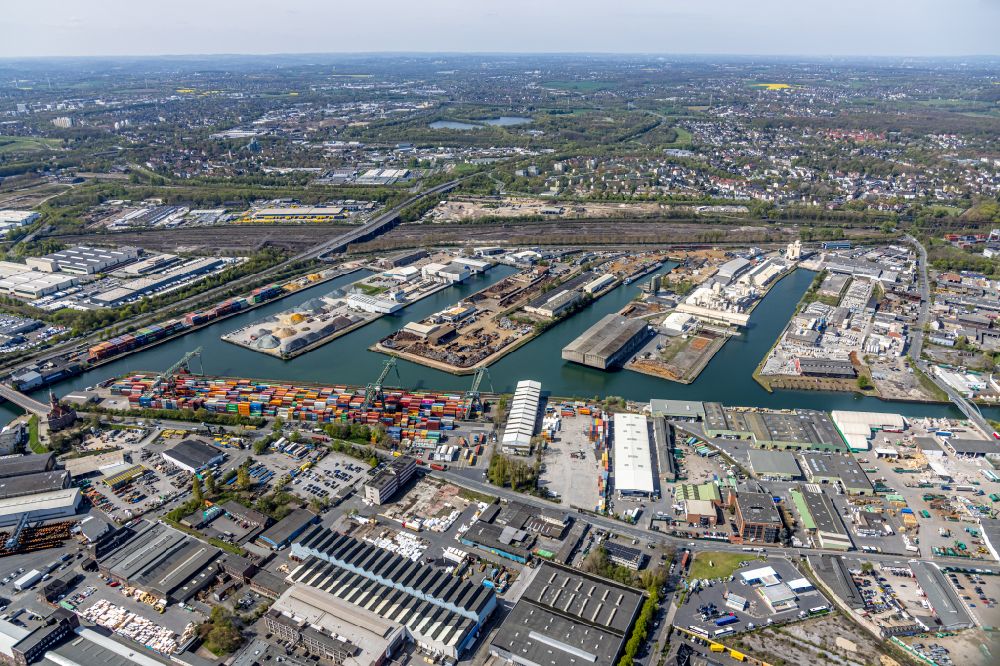 Luftbild Dortmund - Kaianlagen und Schiffs- Anlegestellen am Hafenbecken des Binnenhafen an der Speicherstraße in Dortmund im Bundesland Nordrhein-Westfalen, Deutschland