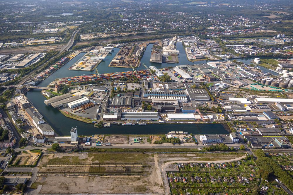 Dortmund von oben - Kaianlagen und Schiffs- Anlegestellen am Hafenbecken des Binnenhafen an der Speicherstraße in Dortmund im Bundesland Nordrhein-Westfalen, Deutschland