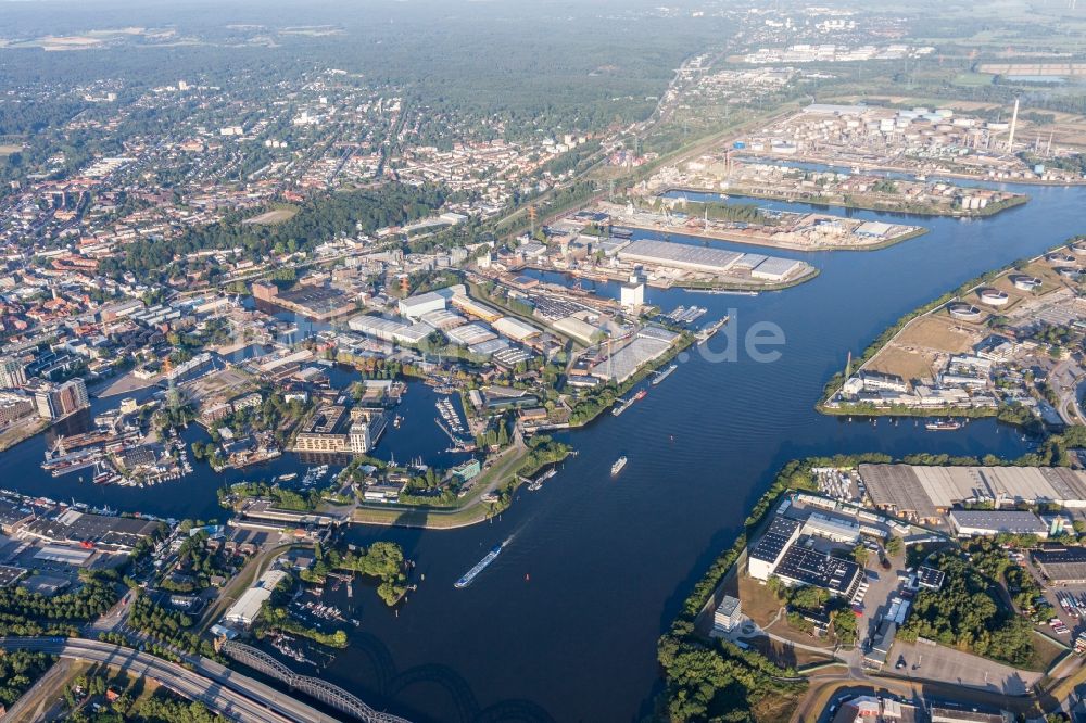 Hamburg von oben - Kaianlagen und Schiffs- Anlegestellen an den Hafenbecken von Seehafen 1 bis 4 an der Süderelbe im Ortsteil Harburg in Hamburg, Deutschland
