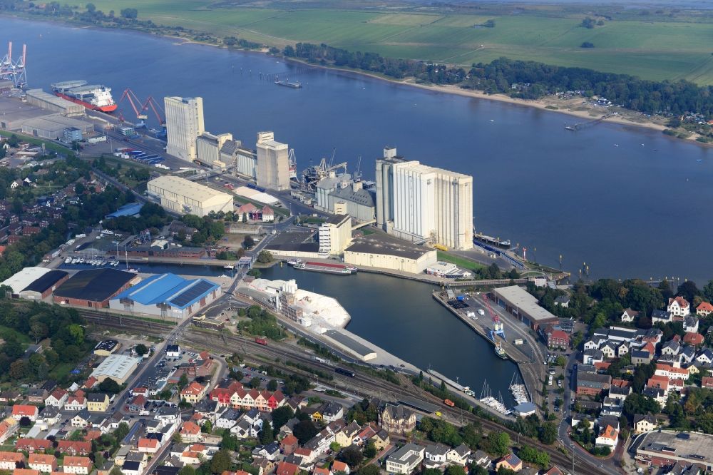 Luftbild Brake (Unterweser) - Kaianlagen und Schiffs- Anlegestellen mit Verlade- Terminals am Binnenhafen in Brake (Unterweser) im Bundesland Niedersachsen