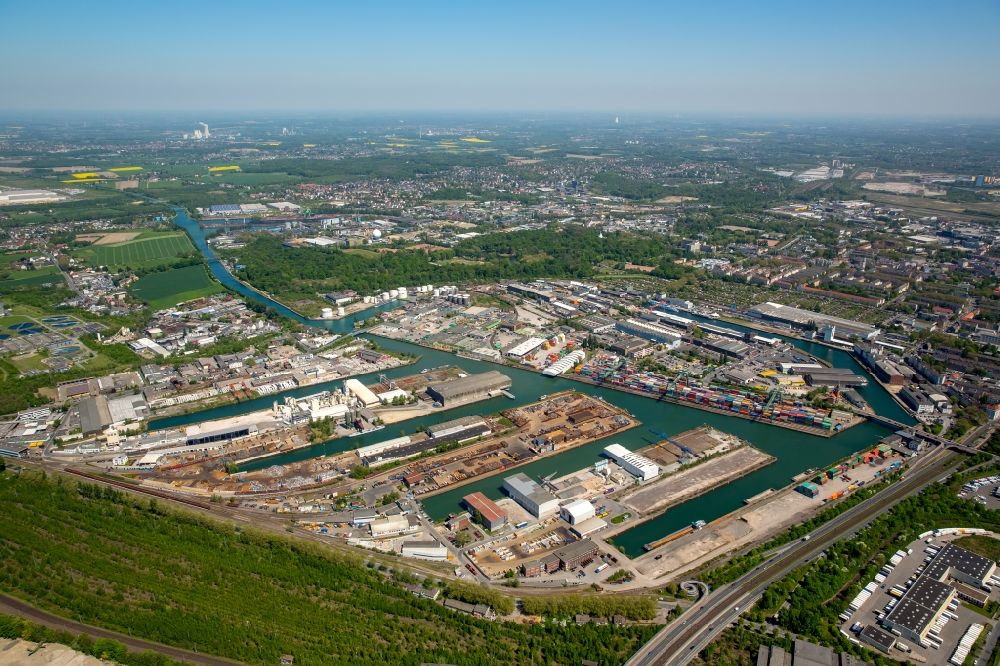 Luftbild Dortmund - Kaianlagen und Schiffs- Anlegestellen mit Verlade- Terminals am Binnenhafen in Dortmund im Bundesland Nordrhein-Westfalen