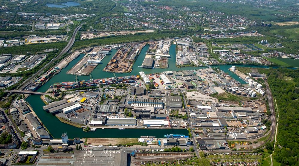 Dortmund aus der Vogelperspektive: Kaianlagen und Schiffs- Anlegestellen mit Verlade- Terminals am Binnenhafen in Dortmund im Bundesland Nordrhein-Westfalen
