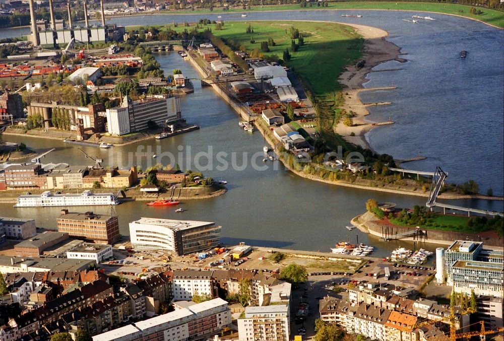 Luftbild Düsseldorf - Kaianlagen und Schiffs- Anlegestellen mit Verlade- Terminals am Binnenhafen in Düsseldorf im Bundesland Nordrhein-Westfalen - NRW, Deutschland
