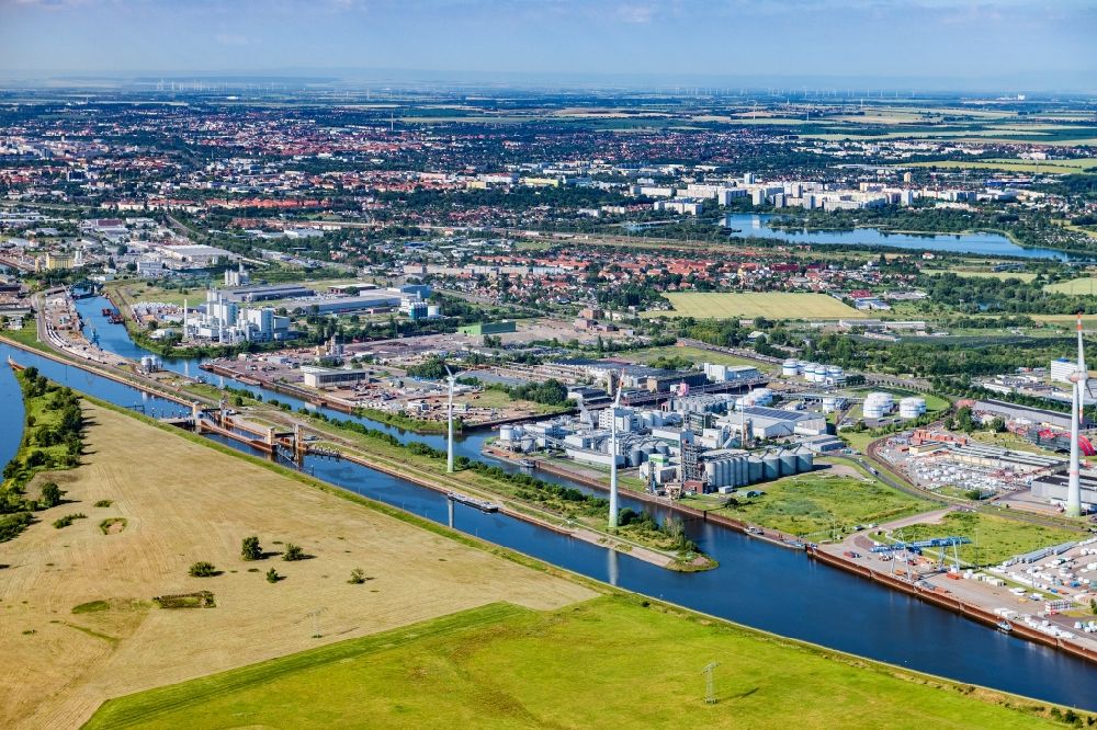 Luftbild Magdeburg - Kaianlagen und Schiffs- Anlegestellen mit Verlade- Terminals am Binnenhafen in Magdeburg im Bundesland Sachsen-Anhalt