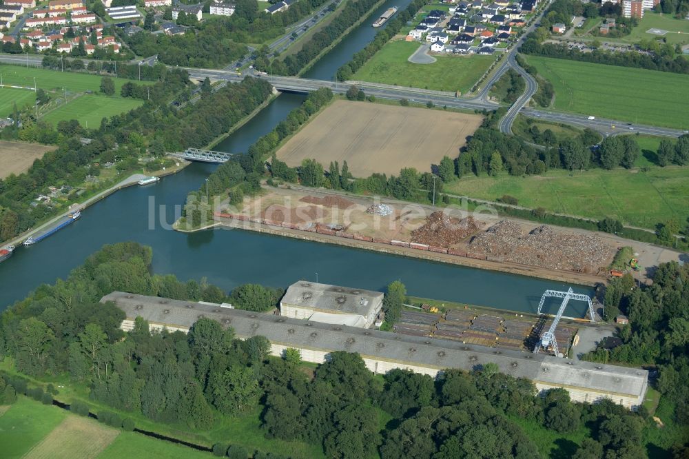 Luftaufnahme Peine - Kaianlagen und Schiffs- Anlegestellen mit Verlade- Terminals am Binnenhafen des Mittellandkanales in Peine im Bundesland Niedersachsen