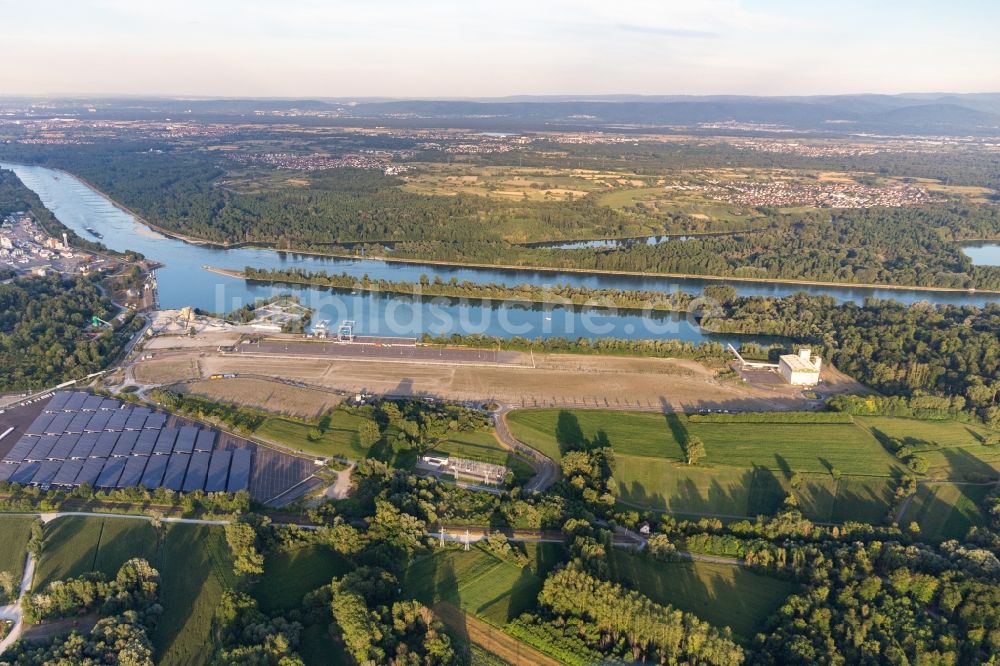 Luftbild Lauterbourg - Kaianlagen und Schiffs- Anlegestellen mit Verlade- Terminals am neuen Binnenhafen des Rhein in Lauterbourg in Grand Est, Frankreich