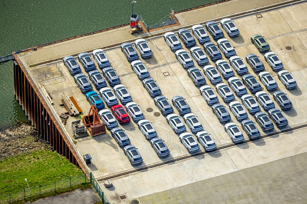 Wesel von oben - Kaianlagen und Schiffs- Anlegestellen mit Verlade- Terminals am Rhein-Lippe-Hafen in Wesel im Bundesland Nordrhein-Westfalen, Deutschland