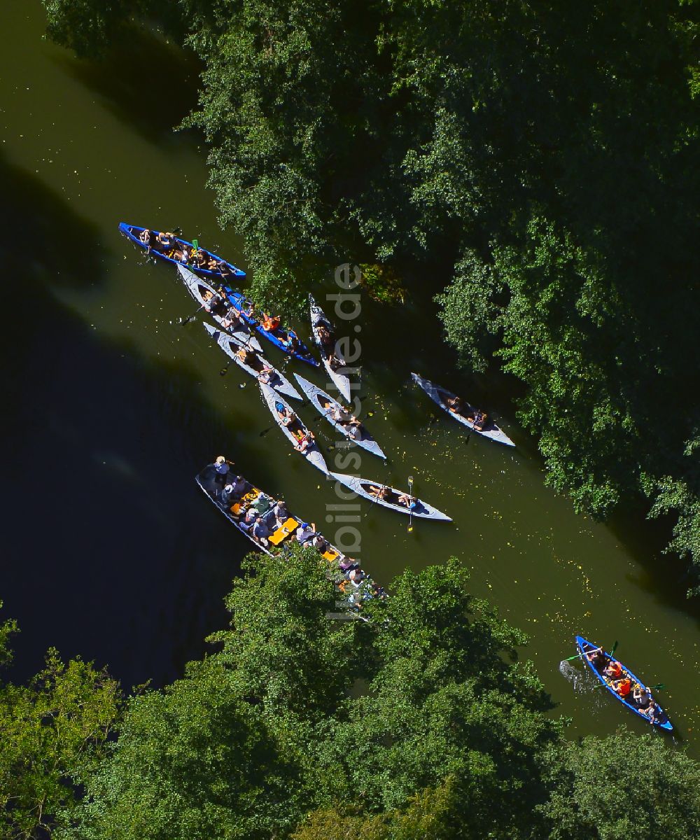Lübbenau/Spreewald von oben - Kajak -Kanu - Sportboote in Fahrt auf einem Fließ in Lübbenau/Spreewald im Bundesland Brandenburg, Deutschland