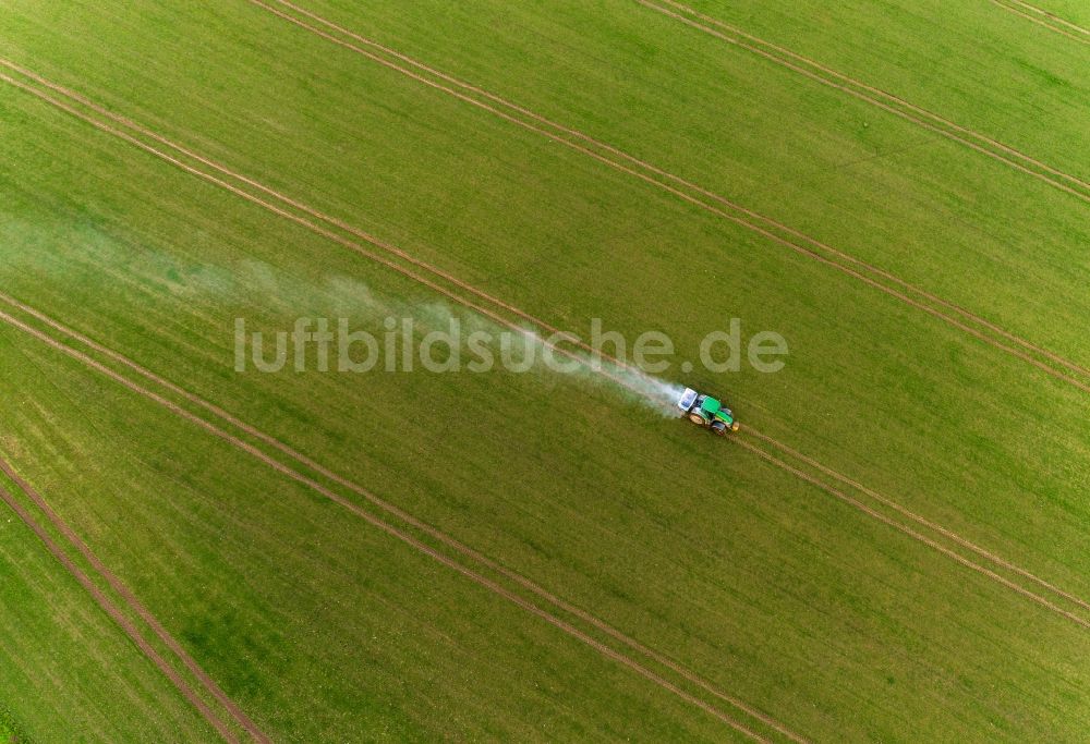Luftbild Gammelin - Kalk- Ausbringung auf landwirtschaftlichen Feldern in Gammelin im Bundesland Mecklenburg-Vorpommern, Deutschland