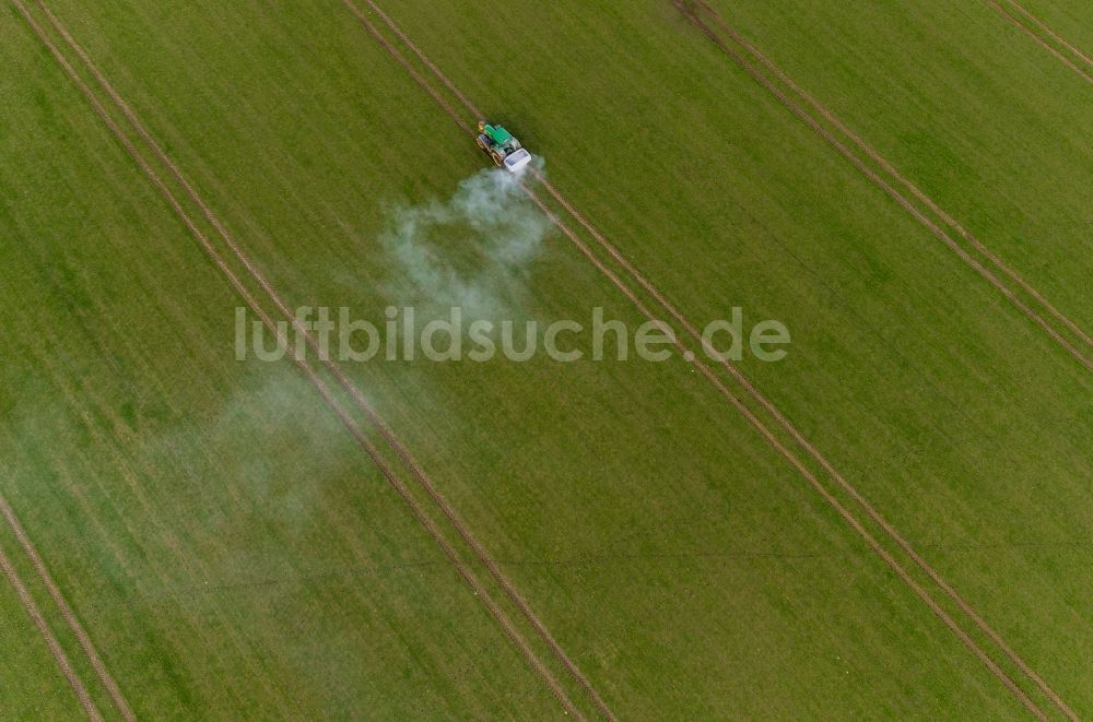 Luftaufnahme Gammelin - Kalk- Ausbringung auf landwirtschaftlichen Feldern in Gammelin im Bundesland Mecklenburg-Vorpommern, Deutschland