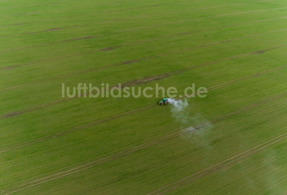 Luftbild Gammelin - Kalk- Ausbringung auf landwirtschaftlichen Feldern in Gammelin im Bundesland Mecklenburg-Vorpommern, Deutschland