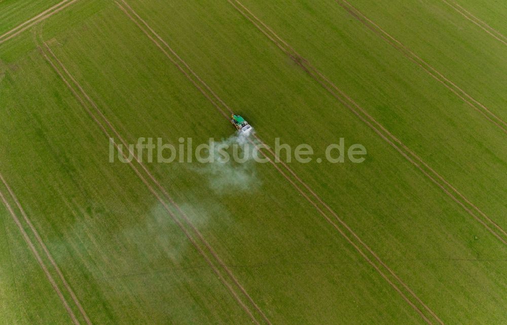 Gammelin von oben - Kalk- Ausbringung auf landwirtschaftlichen Feldern in Gammelin im Bundesland Mecklenburg-Vorpommern, Deutschland