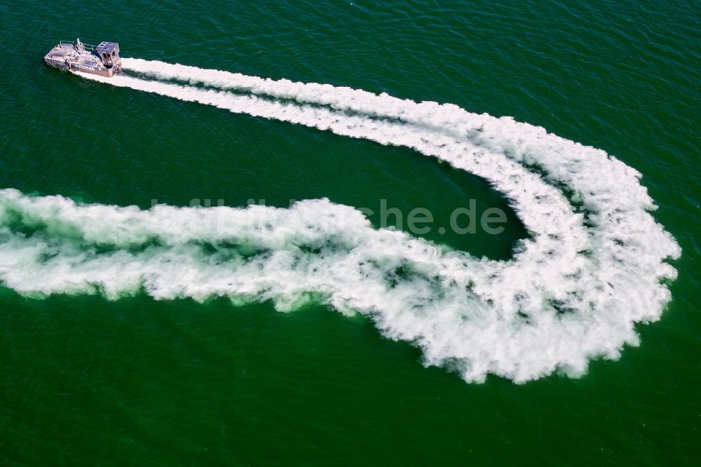 Luftbild Großpösna - Kalkboot - Spezialschiff vom Typ BRAHE in Fahrt auf dem Störmthaler See in Großpösna im Bundesland Sachsen, Deutschland