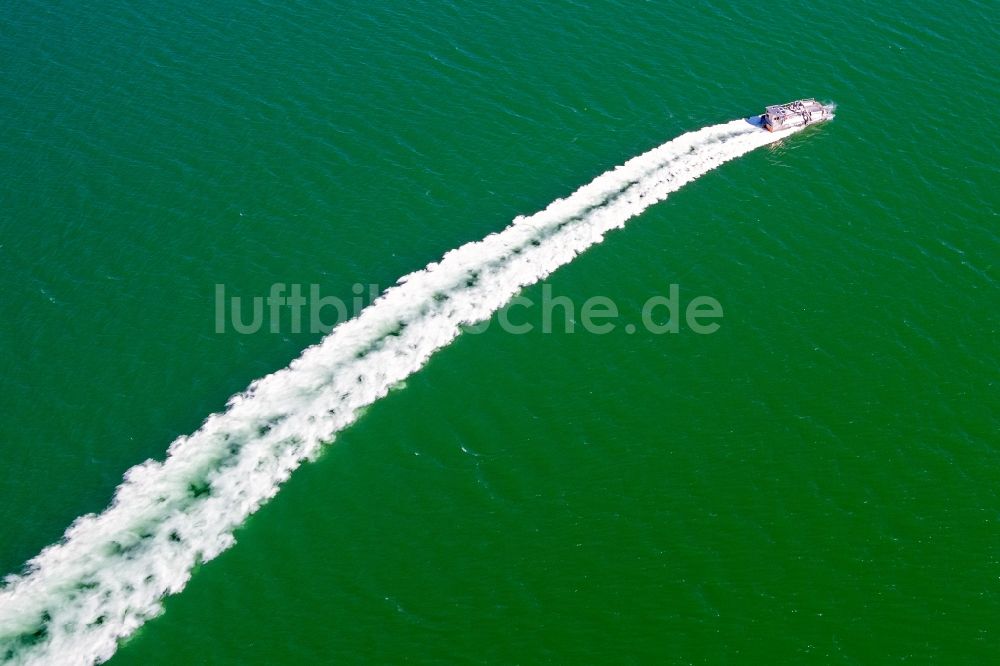 Luftaufnahme Großpösna - Kalkboot - Spezialschiff vom Typ BRAHE in Fahrt auf dem Störmthaler See in Großpösna im Bundesland Sachsen, Deutschland