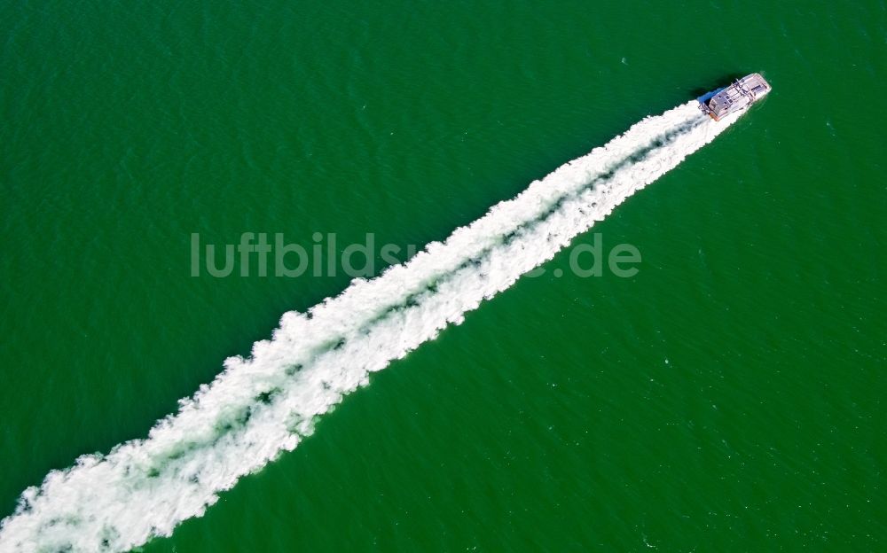 Luftbild Großpösna - Kalkboot - Spezialschiff vom Typ BRAHE in Fahrt auf dem Störmthaler See in Großpösna im Bundesland Sachsen, Deutschland